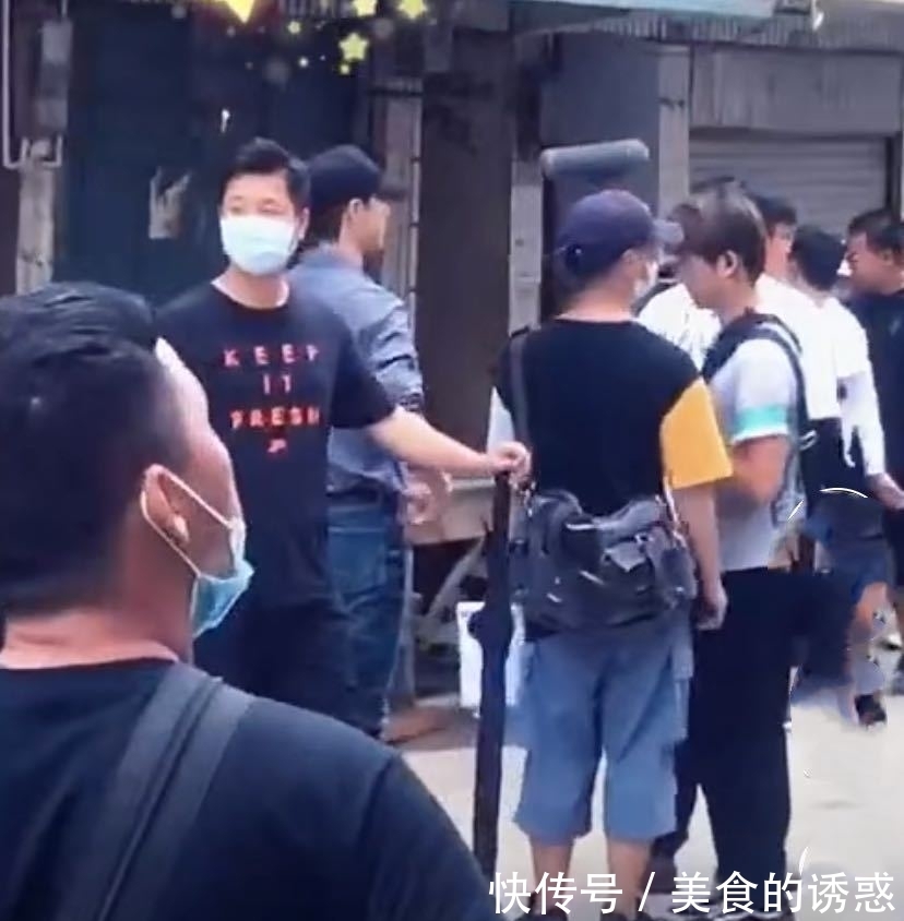  简陋|王一博《冰雨火》现场吃“煎饼果子”，环境简陋，吃相却很优雅