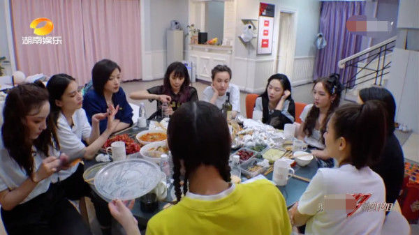  气氛|《浪姐》万茜被孤立聚会时万茜一来气氛就沉重，一走大家又热聊