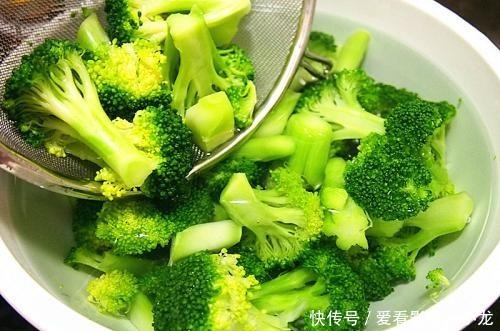 真香|炒西蓝花,有人直接炒,有人先焯水,都不对!这么做才正确,真香