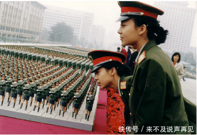 1999年国庆大阅兵上的双胞胎姐妹花现状