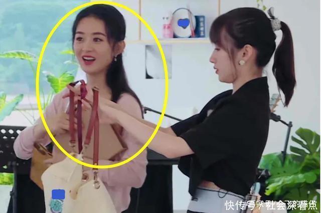 发现|中餐厅赵丽颖领口大还要弯腰端菜,还好李浩菲发现及时救场