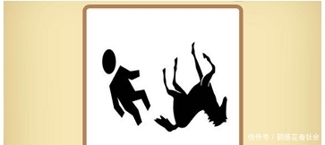 穿着|妹子,在车站注意形象啊,别忘了你还穿着短裙呢,能长点心吧