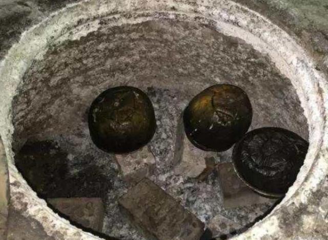  切开|男子到同事家做客，同事用一个西瓜招待他，切开后男子口水直流