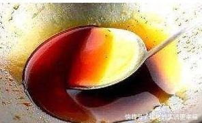 难怪|炒糖色时,应该先放水还是先放油很多人弄错,难怪颜色不好看!