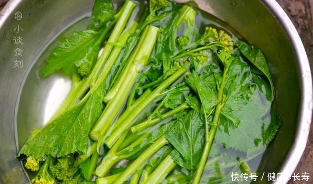 刮油|春季这菜最鲜嫩,开水烫一烫,盆里焖一焖,上桌香辣下饭还刮油