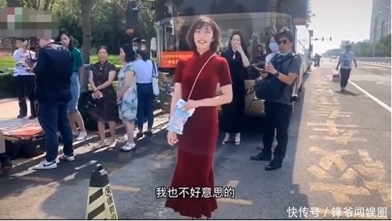  陪考|“最美陪考女友”火了！穿红旗袍陪男友复读，一转身我承认我酸了