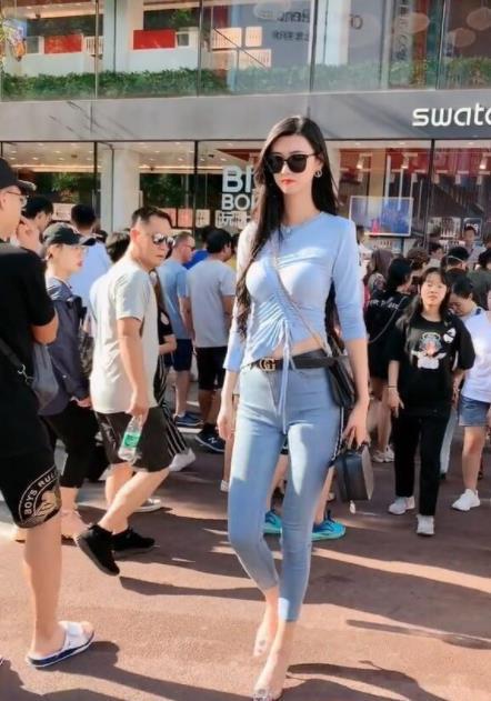  摄影|时尚摄影一米九的“女巨人”网红出街，穿搭休闲却自带吸睛实力