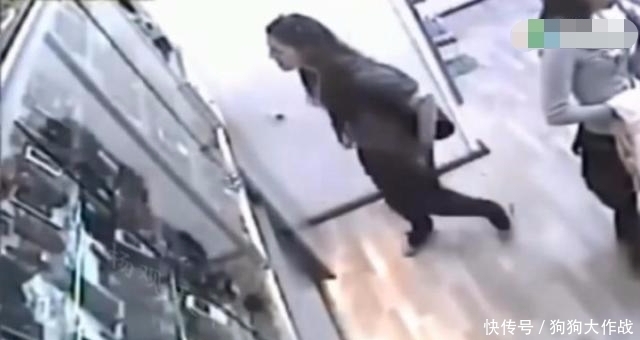 买手机|2名美女买手机，店员刚一转头的功夫，被监控拍下可耻一幕！
