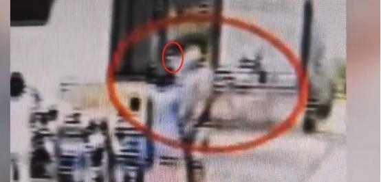 一个巴掌拍不响|女子被快递员当街扇耳光，只因寄件问题，快递负责人：一个巴掌拍不响