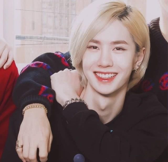 直播|王一博身体亮红灯舞台上偷偷咳嗽强撑录节目,气色差到引人担忧