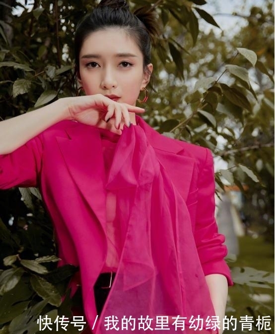  帅气|江疏影气质真好，穿“大妈”装也能如此帅气，还秀了一把好身材