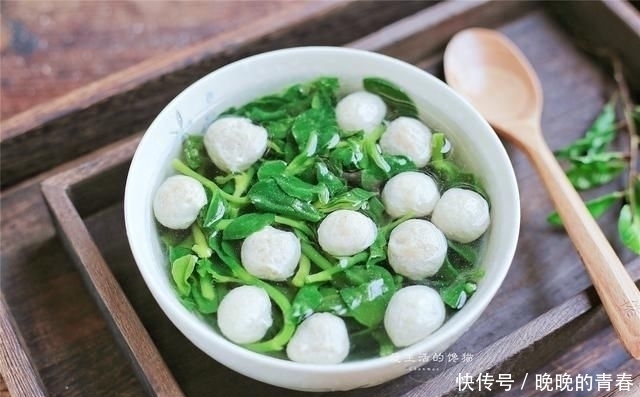 在家|婆婆在家,三两下做了一桌菜,发了圈,网友你家婆婆手艺真好