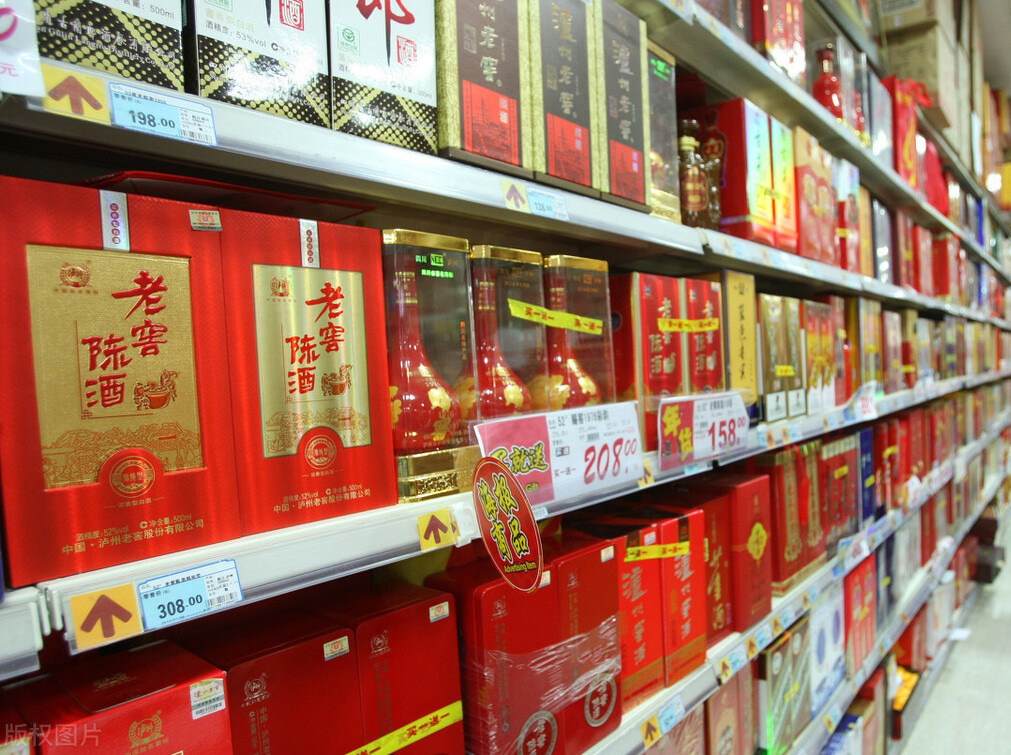 白酒|2.5斤粮食出1斤酒，可以卖十几、成百上千块，白酒的利润难以想象