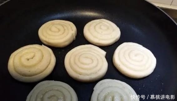  试试|花卷别再蒸着吃了，试试农村厨娘新做法，保准大人小孩都爱吃