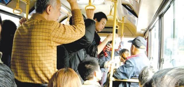 让座|小伙公交车上睡着,大爷一脚踢醒叫他让座,刚起直接给了一巴掌