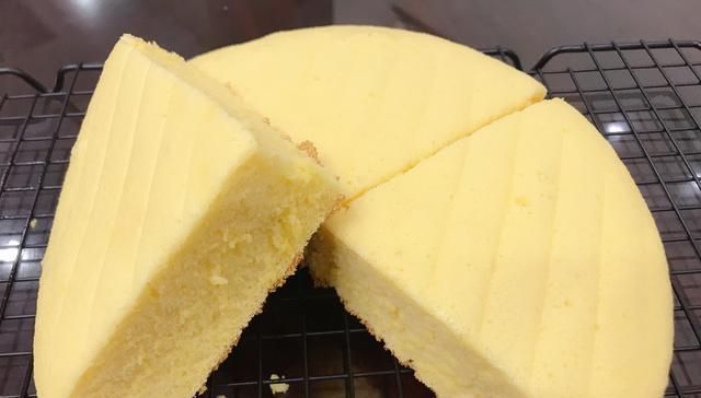  软嫩|做电饭锅蛋糕，不需要加酵母，一样可以做出鲜香、软嫩的蛋糕