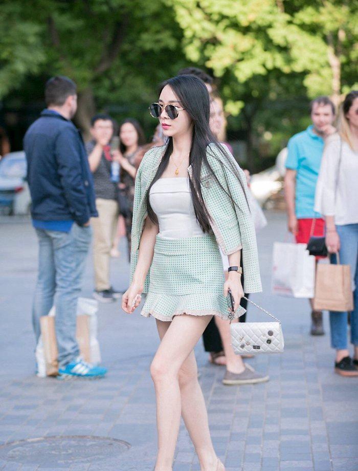  套装|街拍：小姐姐穿着一身蕾丝套装，搭配蓝色的链条小包，非常时尚靓丽