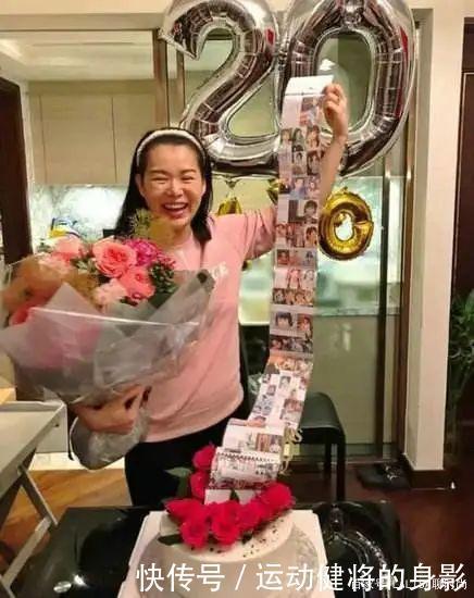 特别的开心|胡杏儿素颜吃自助餐,穿健身裤大腿还粗,生了娃成了老阿姨!