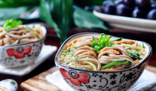 调味料|三伏天,我家爱吃这4款凉面,爽口消暑蔬菜多,还不用久待厨房