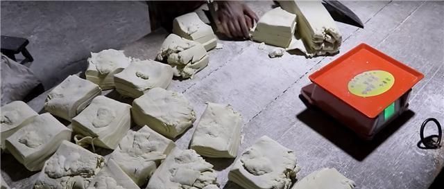 巨无霸|大叔街头卖“巨无霸”小吃,8元一个生意火爆,抱着啃都吃不完