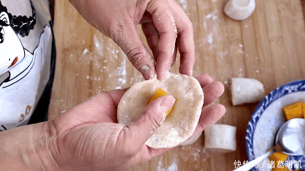  广式|广式甜点“芒果糯米糍”，比雪媚娘制作简单，奶香浓郁，软糯拉丝