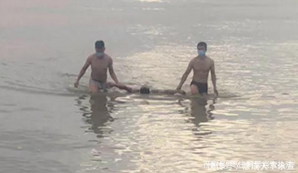 奋力|男子跳海轻生，两协警奋力施救