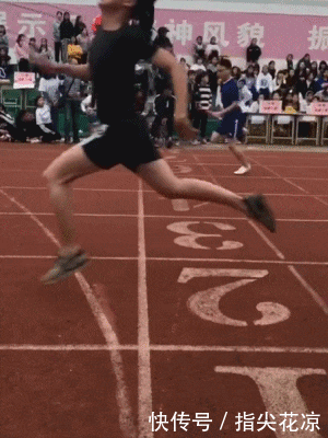 汉堡|搞笑GIF:精致女孩是这样吃汉堡的?