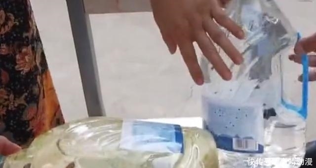 男子|男子买55箱苏打水，喝了之后出现腹痛腹泻，摇晃水一看直犯恶心