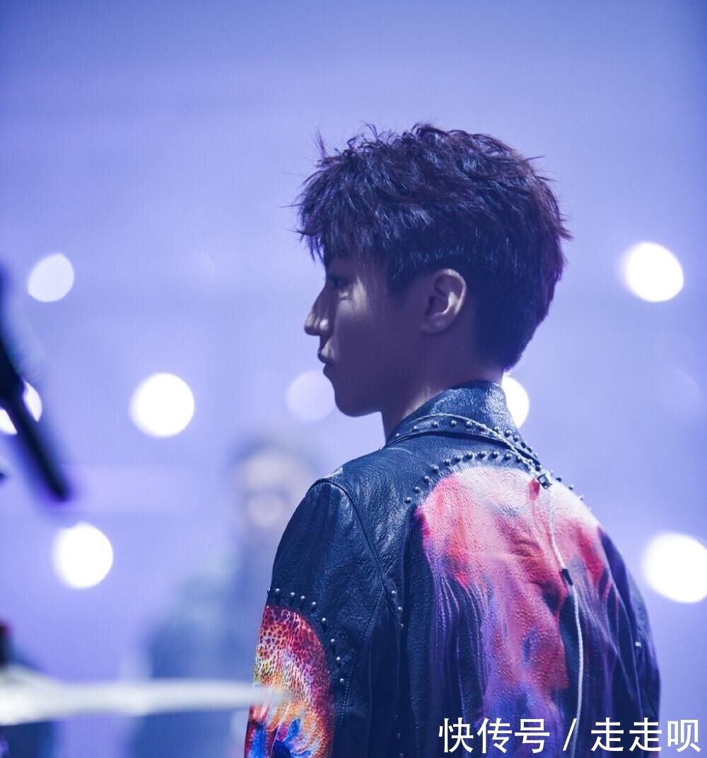 女生|王俊凯主动关心受伤的女生,酸了