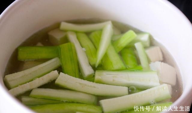 爽口|秋天，吃肉不如喝汤，这三样素菜搭配，简单一煮，比吃肉还爽口
