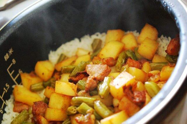 食材|最适合懒人做的什锦焖饭,想吃啥就焖啥,做出来味道直逼煲仔饭