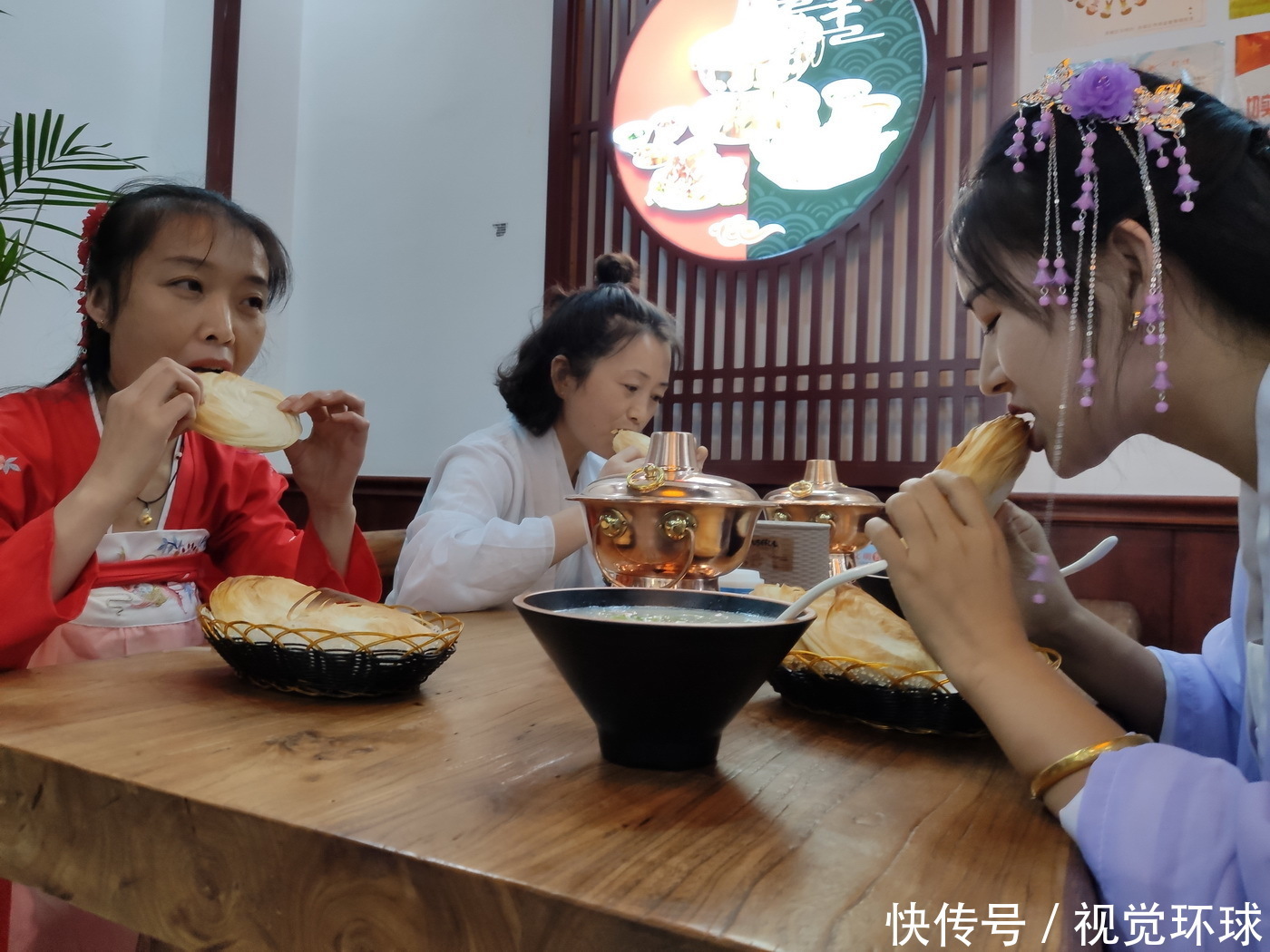 滨州|山东滨州:三美女穿汉服进羊汤店 狂吃千元烧饼