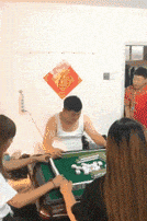 GIF|搞笑GIF：你们三再看啥玩意