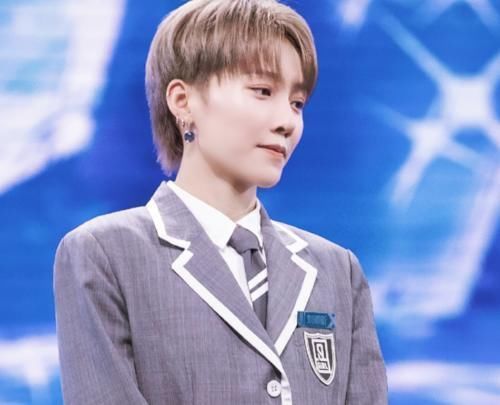  总决赛|青你2总决赛其他学员家人举应援牌就写名字，就虞书欣家人与众不同