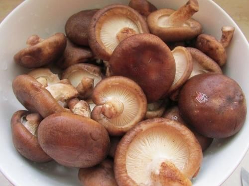  上桌|夏天最该吃的不是黄瓜，而是它，简单炒炒就上桌，精神饱满过夏天