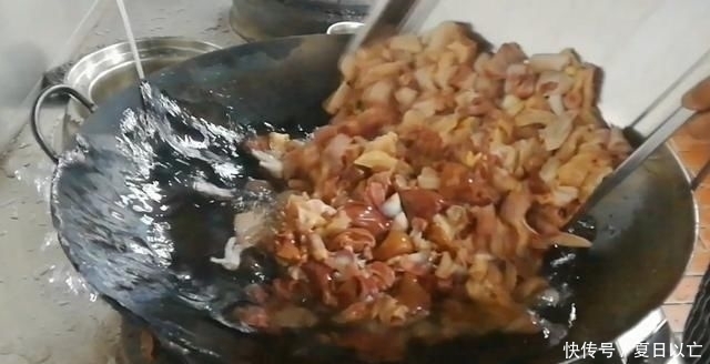 香菇|淮扬菜大厨改良员工餐将香菇烧鸡这么做,鲜香微辣,开胃下饭