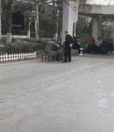 GIF|搞笑GIF:跟着这妹子二里地了,我该怎么上前打招呼呢