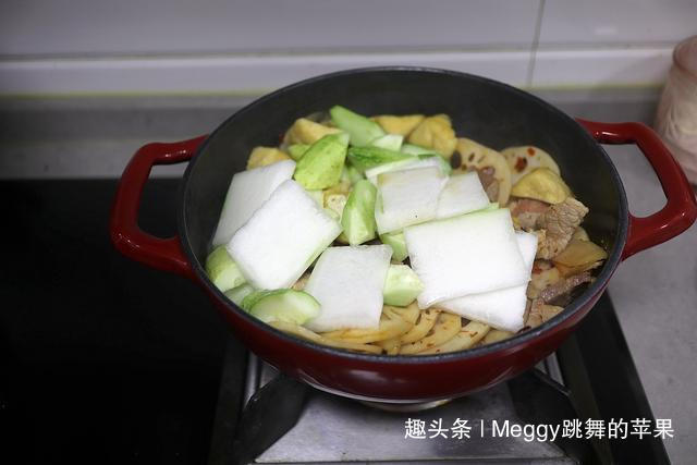  香锅|夏天没胃口跟我做家庭版麻辣香锅，饭菜一大锅，解馋过瘾不费事