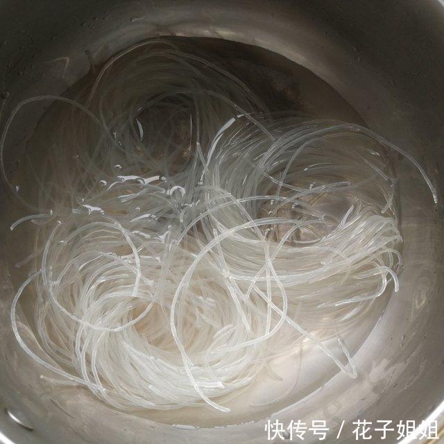 健康|蒜蓉粉丝蒸秋葵，美味好吃又健康，做法也不难