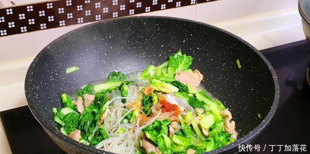 小白菜|小白菜和粉条怎么做才好吃诀窍在这里,鲜香美味,做一锅吃不够