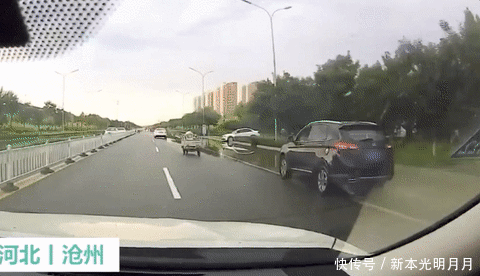  过往|罚！男子开车溅起2米水花，过往车辆行人全遭殃