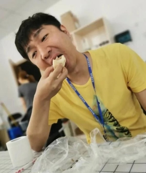 卷纸|陈佩斯父子吃饭如此接地气?盘子都不用,手边那卷纸太有生活了!