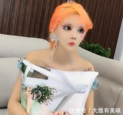 迪丽拉|真人芭比打哈欠，刚好被拍了下来，嘴巴都快裂开了？