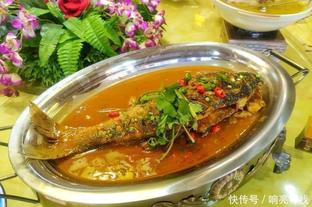  父母|孩子高考581分，父母大摆宴席，一桌十几道菜花了800元，真豪爽