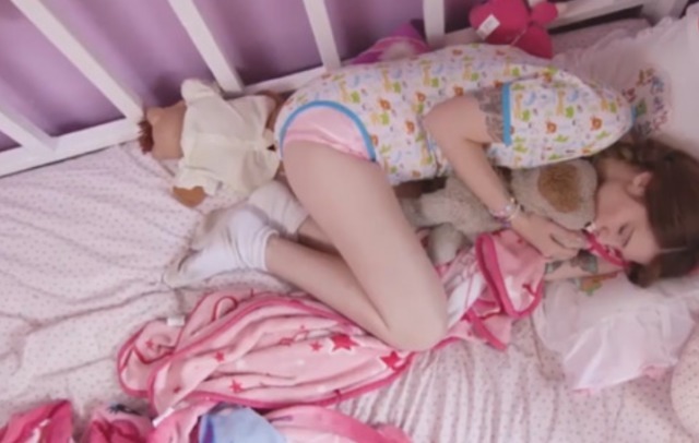 奶嘴|22岁女孩每天打扮成婴儿模样,嘴里含着奶嘴,还叫男友爸爸