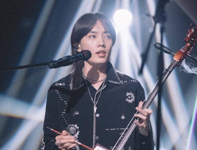 蛇形|明日之子庆功宴选手喝倒一大片,哈拉木吉蛇形走位,鞠翼铭被扛起