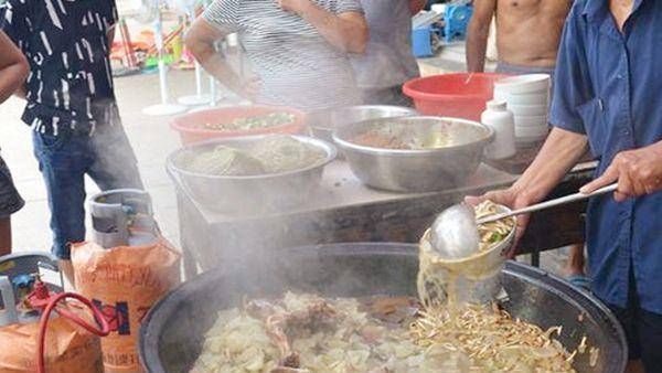 街边|爷爷街边卖8元管吃饱,顾客这良心价格,给多2块也没事