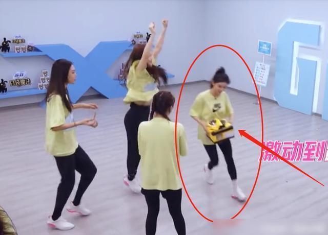  生日|蔡卓宜生日请吃蛋糕，大家都是大口大口吃，只有她一点都没碰