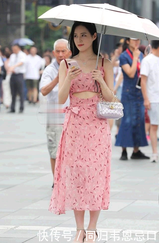 可爱|街拍:粉色连衣裙,设计新颖,甜美可爱