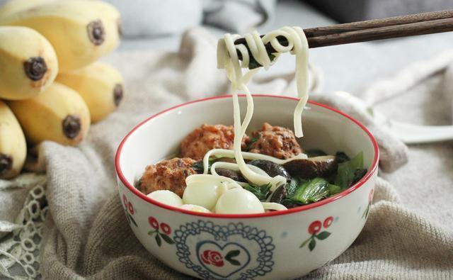  小青菜|鲜香鹌鹑蛋肉圆香菇青菜面，荤素搭配，十分好吃，热乎乎暖胃！